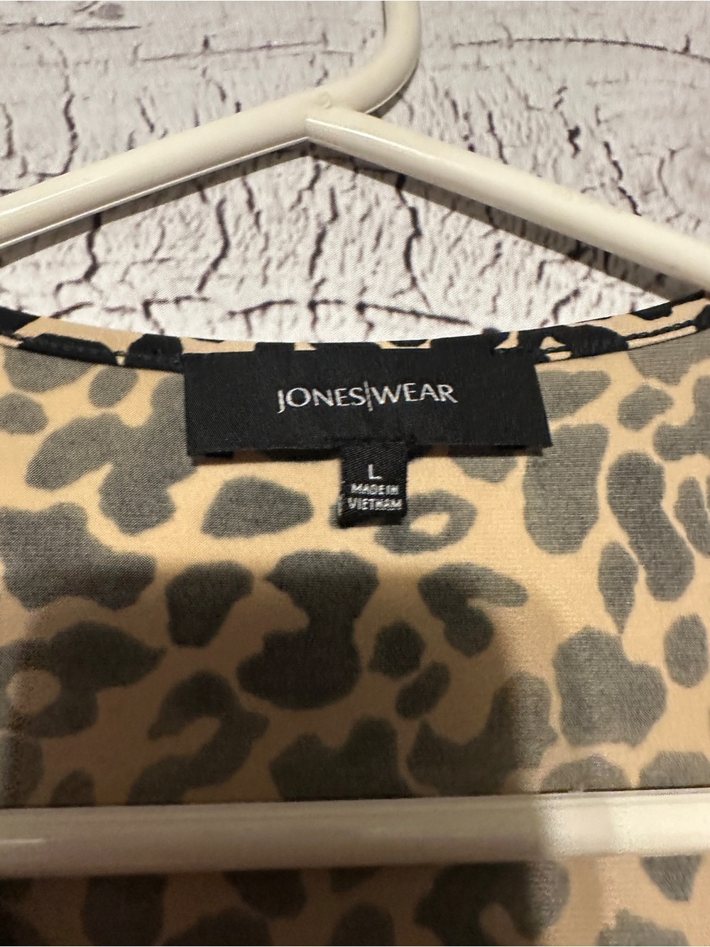 Jones Wear Leopard Print Blouse Large V Neck Stretch s/s Animal Print Top - Picture 2 of 5